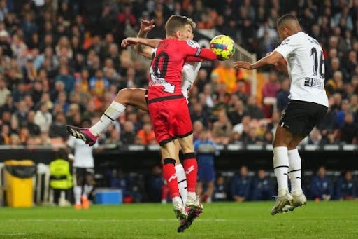 Soi kèo trận Valencia vs Rayo lúc 00h30 ngày 8/12 - La Liga